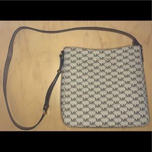 Micheal Kors Large Messenger Bag (crossbody)